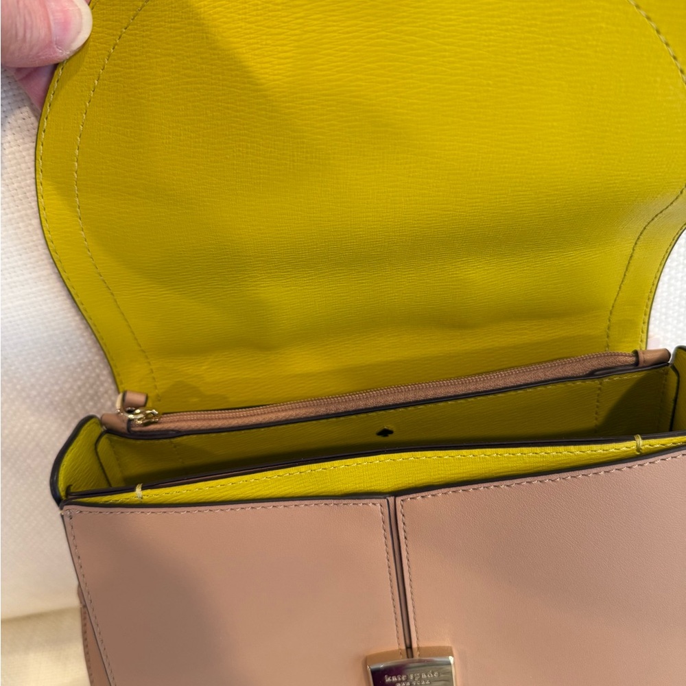 Kate Spade New York Elegant Tan Leather Handbag - Picture 4 of 7